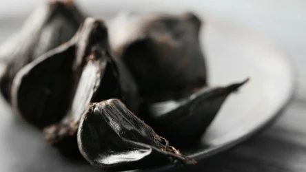 Głęboki smak i mnóstwo składników odżywczych. Czarny czosnek warto mieć w swojej kuchni