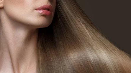 Mocha Mousse, Old Money Blond, a może odświeżony burgund? Oto najmodniejsze koloryzacje w 2025 roku