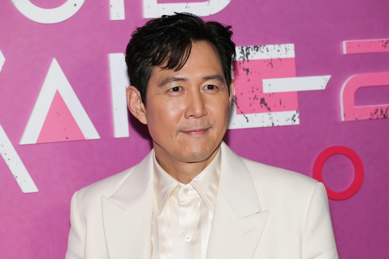 W główną rolę w serialu "Squid Game" wciela się Lee Jung-Jae. W główną rolę w serialu "Squid Game" wciela się Lee Jung-Jae.