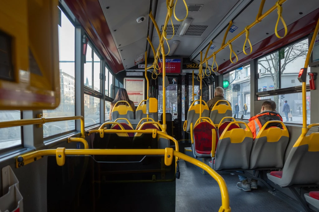 Darmowa komunikacja miejska. Emerytom wystarczy dowód osobisty.