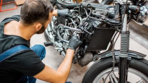 Wiosenny rozruch motocykla. Nie rób tego po kilku miesiącach postoju