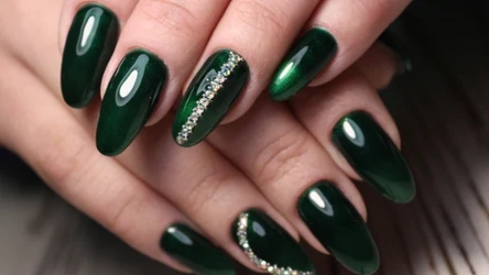 Na imprezę Andrzejkową sprawdzi się manicure w odcieniach zieleni z dodatkiem metalicznych akcentów