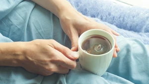 Nie tylko kawa. Pijesz ten napój przed snem? Możesz mieć problemy z zasypianiem
