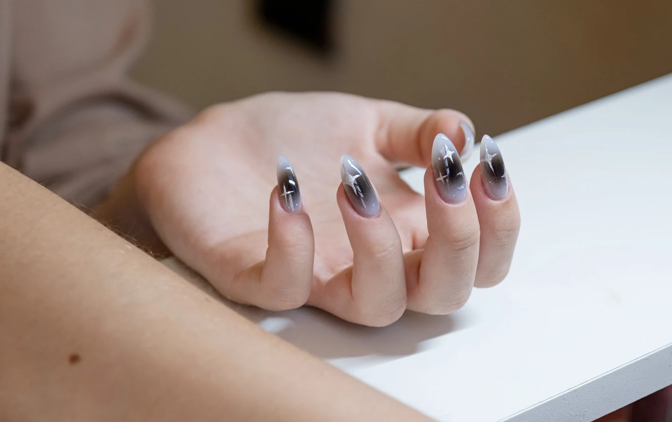 Aura nails to trend, o którym musisz wiedzieć. Odkryj wyjątkowy manicure na zimę Aura nails to trend, o którym musisz wiedzieć. Odkryj wyjątkowy manicure na zimę