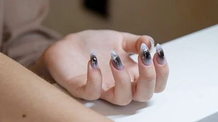 Aura nails to trend, o którym musisz wiedzieć. Odkryj wyjątkowy manicure na zimę