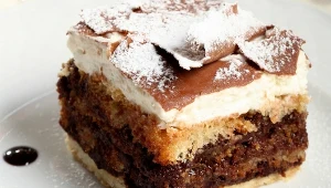 Konfitura śliwkowa, beza i orzechy. Ciasto Brazylijka to przepis iście karnawałowy