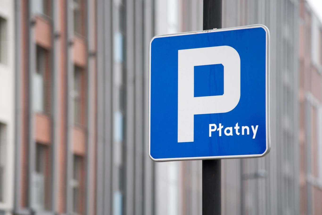 274 kierowców padło łupem oszustów. W Piotrkowie Trybunalskim kierowcy mogą skorzystać z 30 minut darmowego parkowania w strefie.