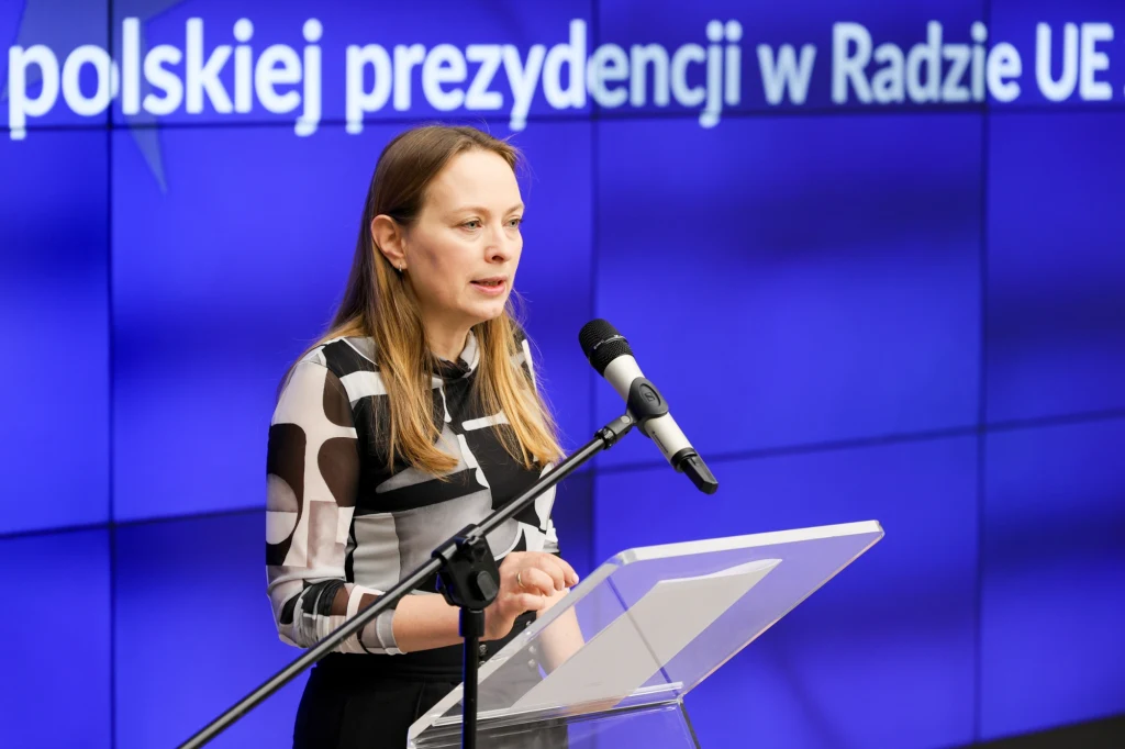 Minister funduszy i polityki regionalnej Katarzyna Pełczyńska-Nałęcz podczas konferencji prasowej w siedzibie ministerstwa w Warszawie