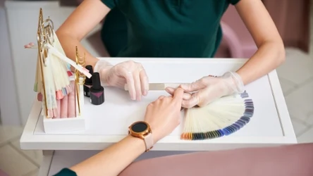 W tym roku królować będzie nie french, lecz manicure z cyrkoniami. 