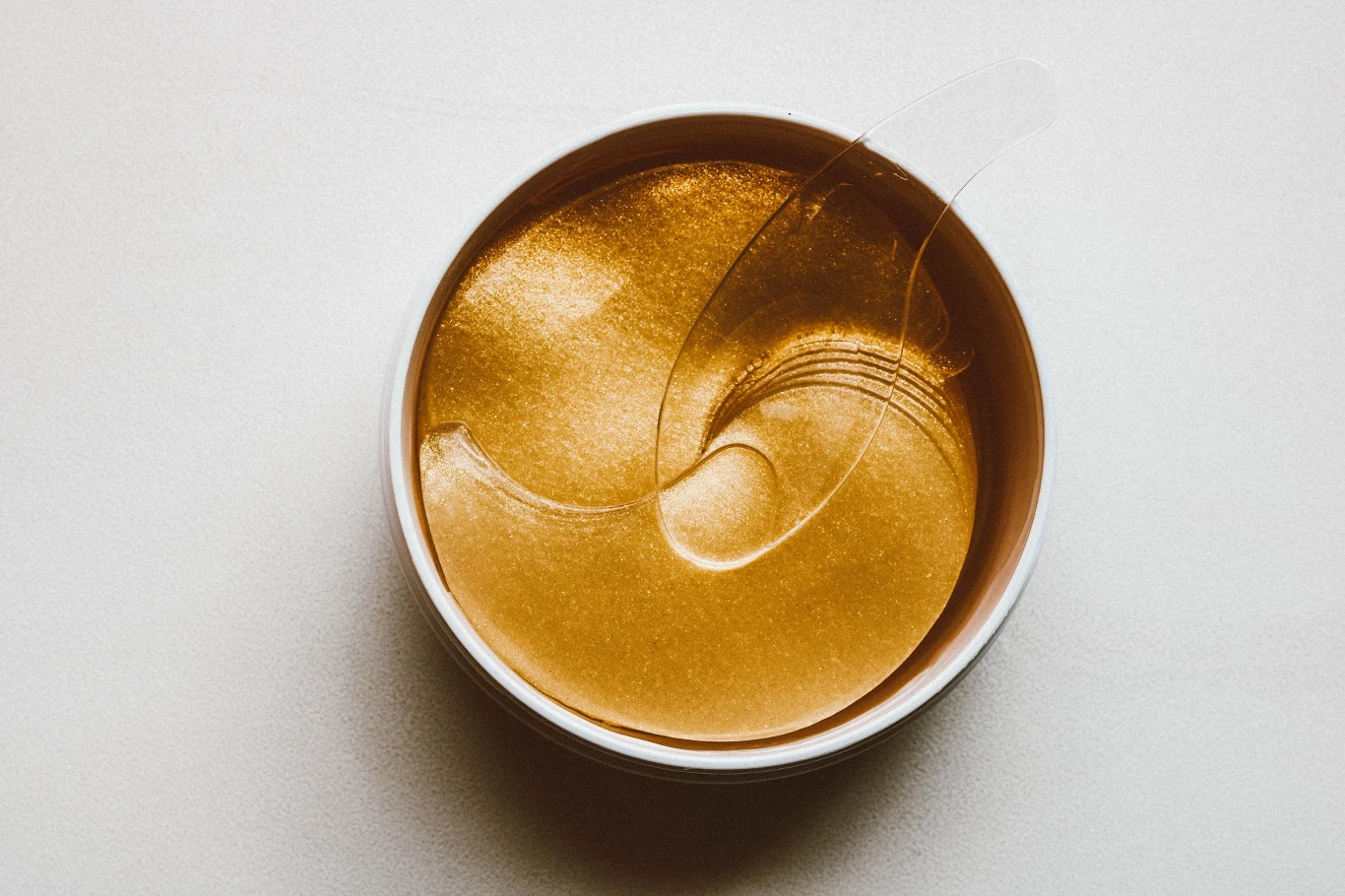 Złoto jest cennym składnikiem kosmetyków - stymuluje produkcję kolagenu i elastyny, dzięki temu spowalnia procesy starzenia się skóry. 