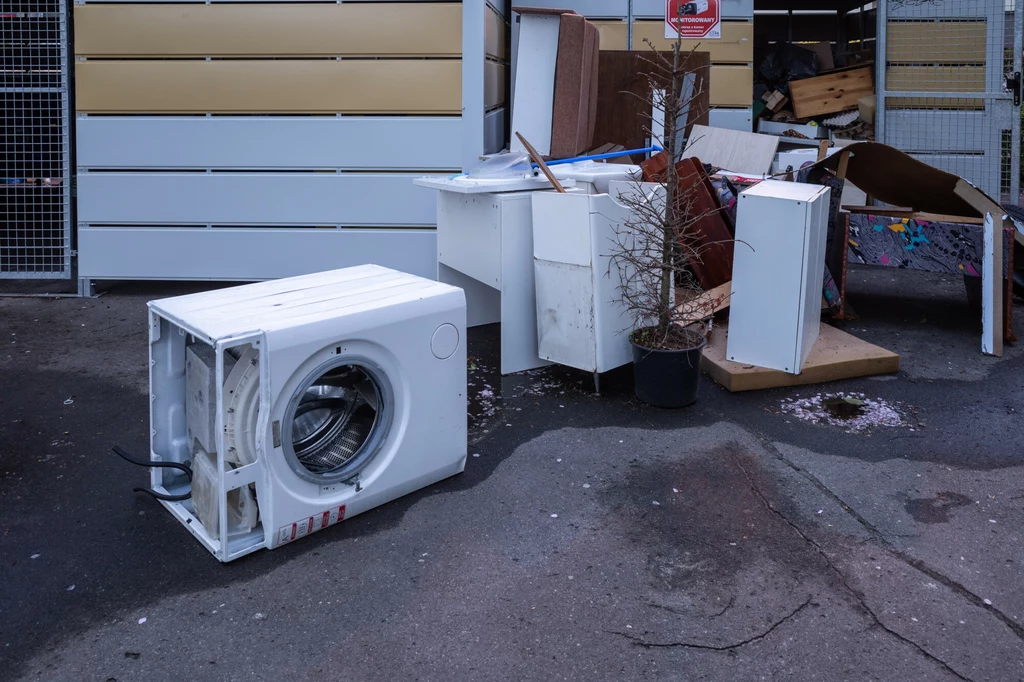 Stara pralka, lodówka czy telewizor. Czy to "gabaryt", który można wystawiać na śmietnik?