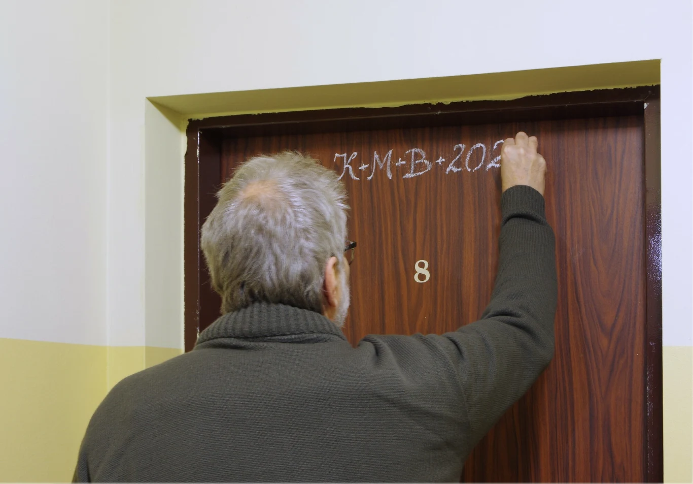 Napis "K+M+B" na drzwiach