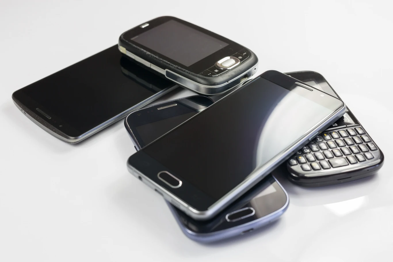 Przestarzałe funkcje, których smartfony już nie potrzebują. Stary smartfon może od nas odkupić sklep albo operator.