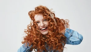 Ten kolor włosów występuje najrzadziej na świecie. Ilu z twoich znajomych go nosi?
