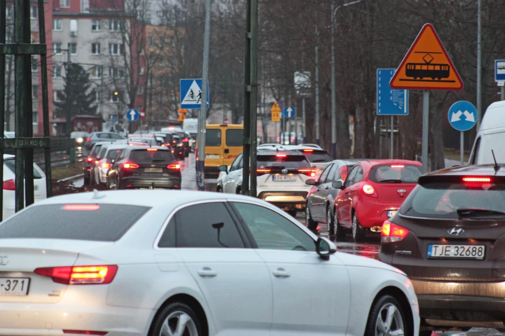 Aby dostać się na ul. Piasta Kołodzieja, prowadzącą do wjazdu na Północną Obwodnicę Krakowa, trzeba przebić się przez ogromne korki. Na zdjęciu zakorkowane rondo Hipokratesa i ul. Mikołajczyka