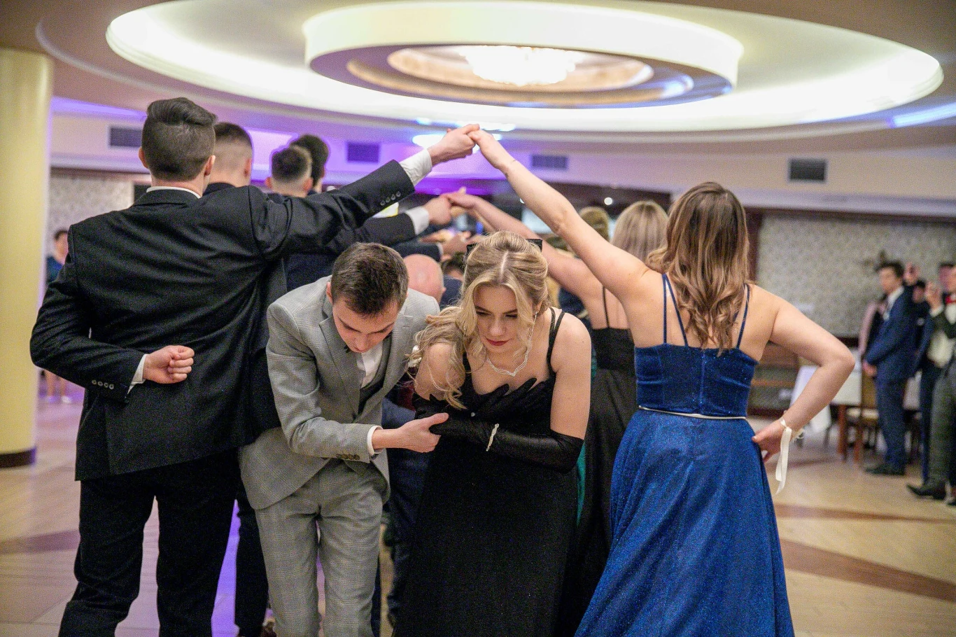 Studniówka to niezapomniane wydarzenie w życiu każdego maturzysty Studniówka to niezapomniane wydarzenie w życiu każdego maturzysty