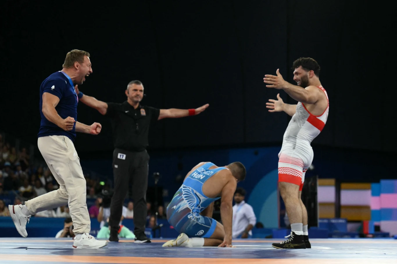 Szymon Kogut (z lewej), z prawej Turpal Bisultanov - obaj świętują brąz na paryskiej macie podczas tegorocznych igrzysk olimpijskich