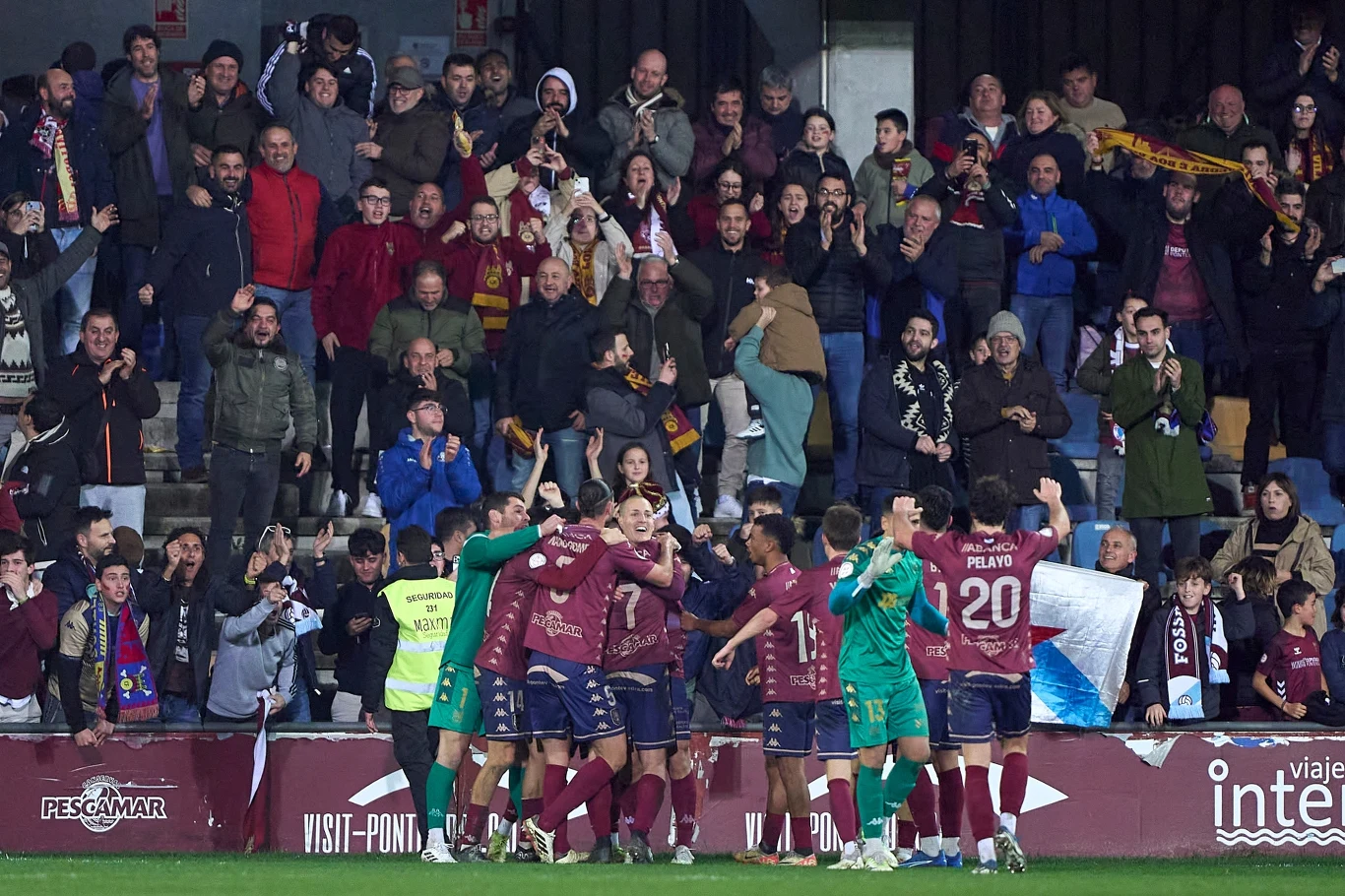 Piłkarze Pontevedra CF cieszą się razem z kibicami Piłkarze Pontevedra CF cieszą się razem z kibicami