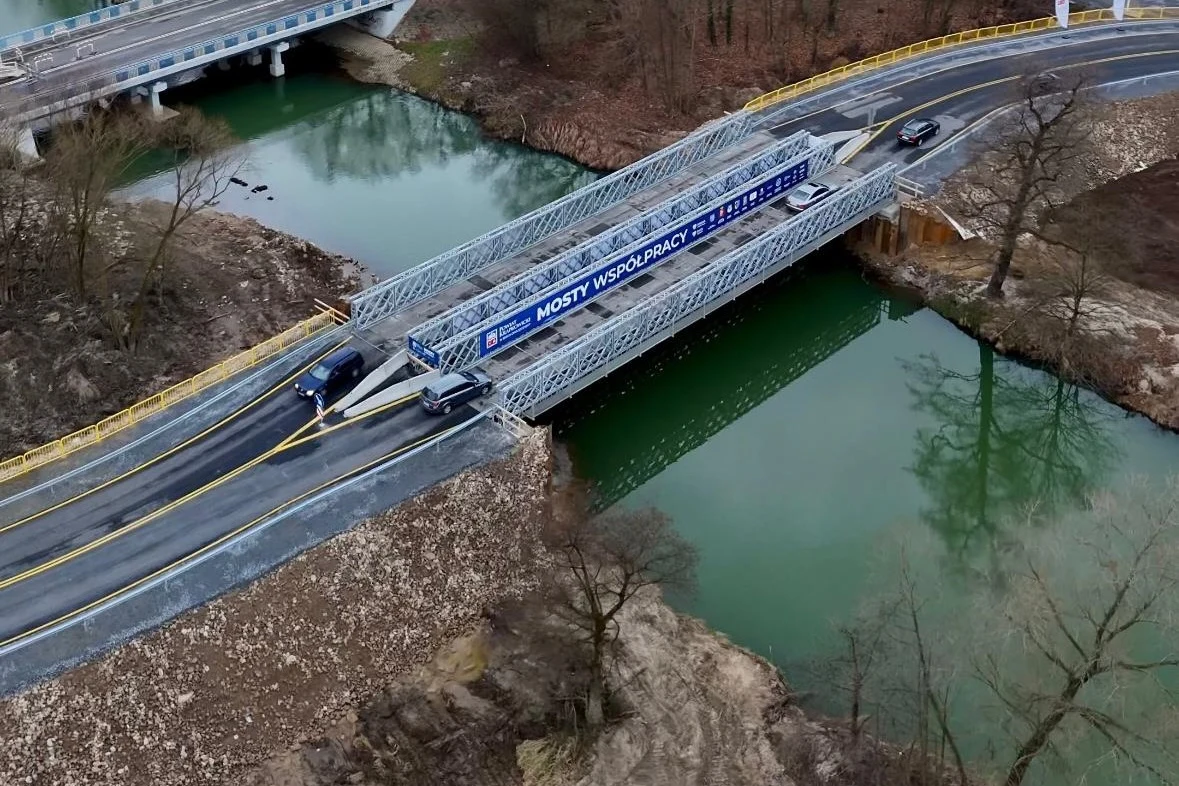Tymczasowa przeprawa w Krapkowicach dostępna jest tylko dla pojazdów o masie do 10 ton Tymczasowa przeprawa w Krapkowicach dostępna jest tylko dla pojazdów o masie do 10 ton
