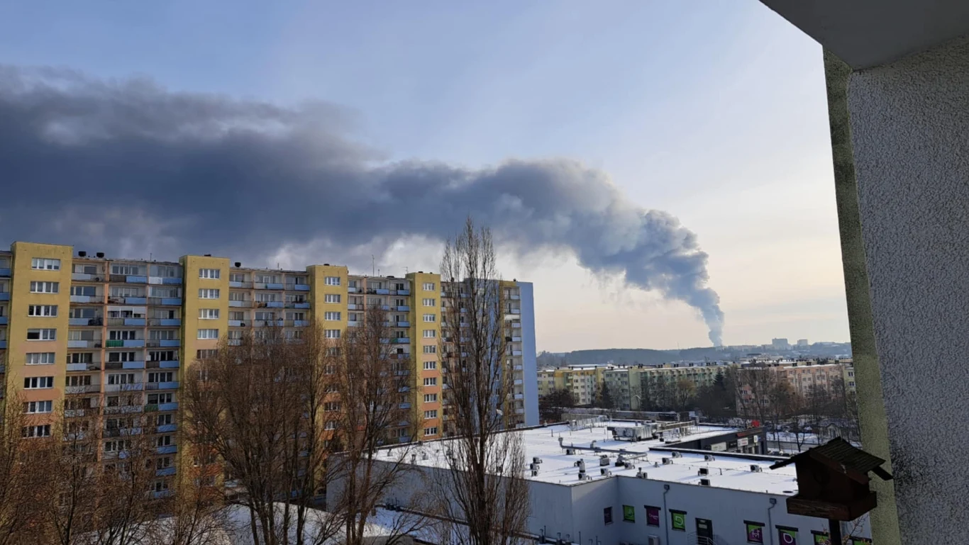 Trwa pożar hali w Bydgoszczy Trwa pożar hali w Bydgoszczy