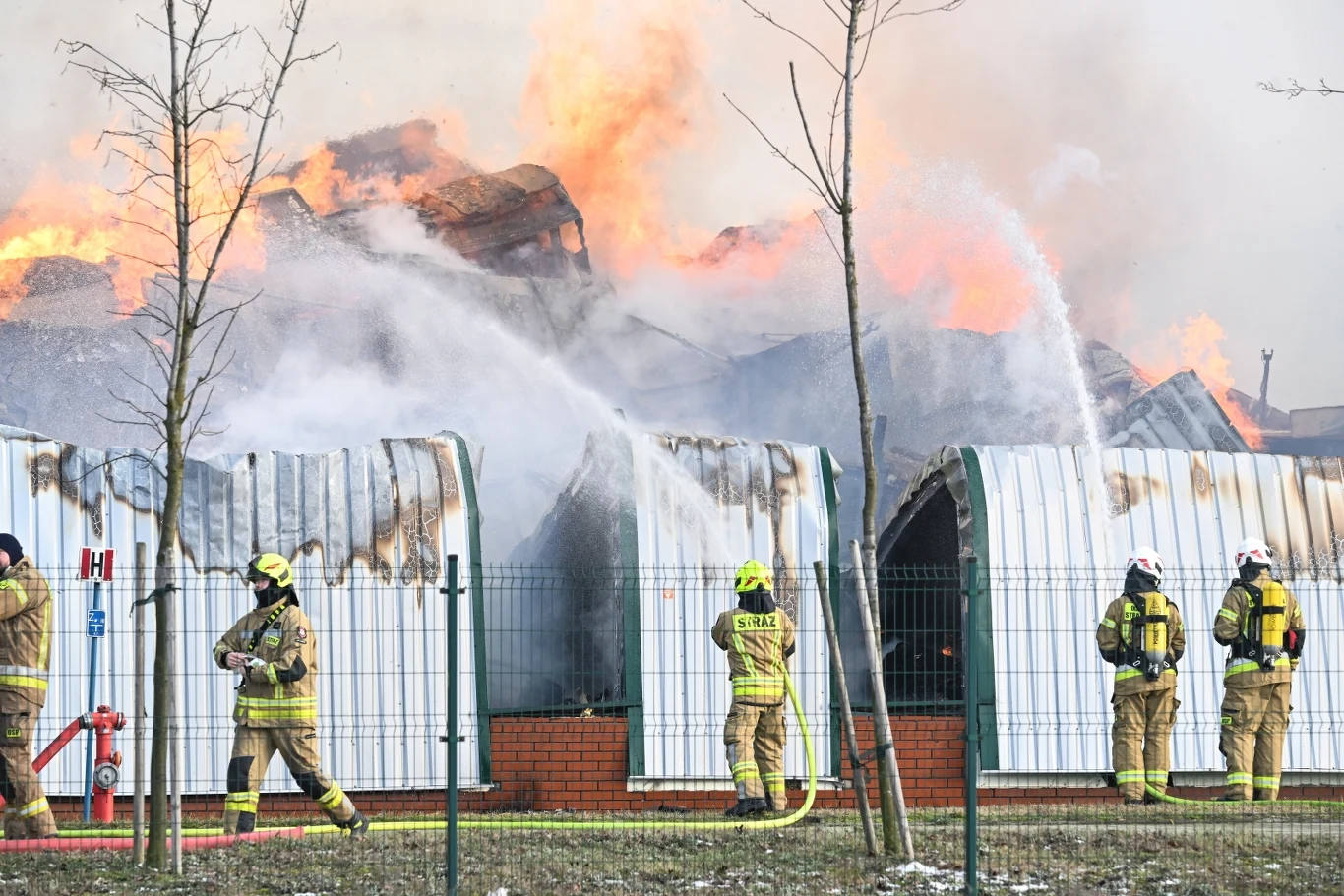 Akcja gaszenia pożaru hali produkcyjno-magazynowej zakładu papierniczego w Bydgoszczy Akcja gaszenia pożaru hali produkcyjno-magazynowej zakładu papierniczego w Bydgoszczy