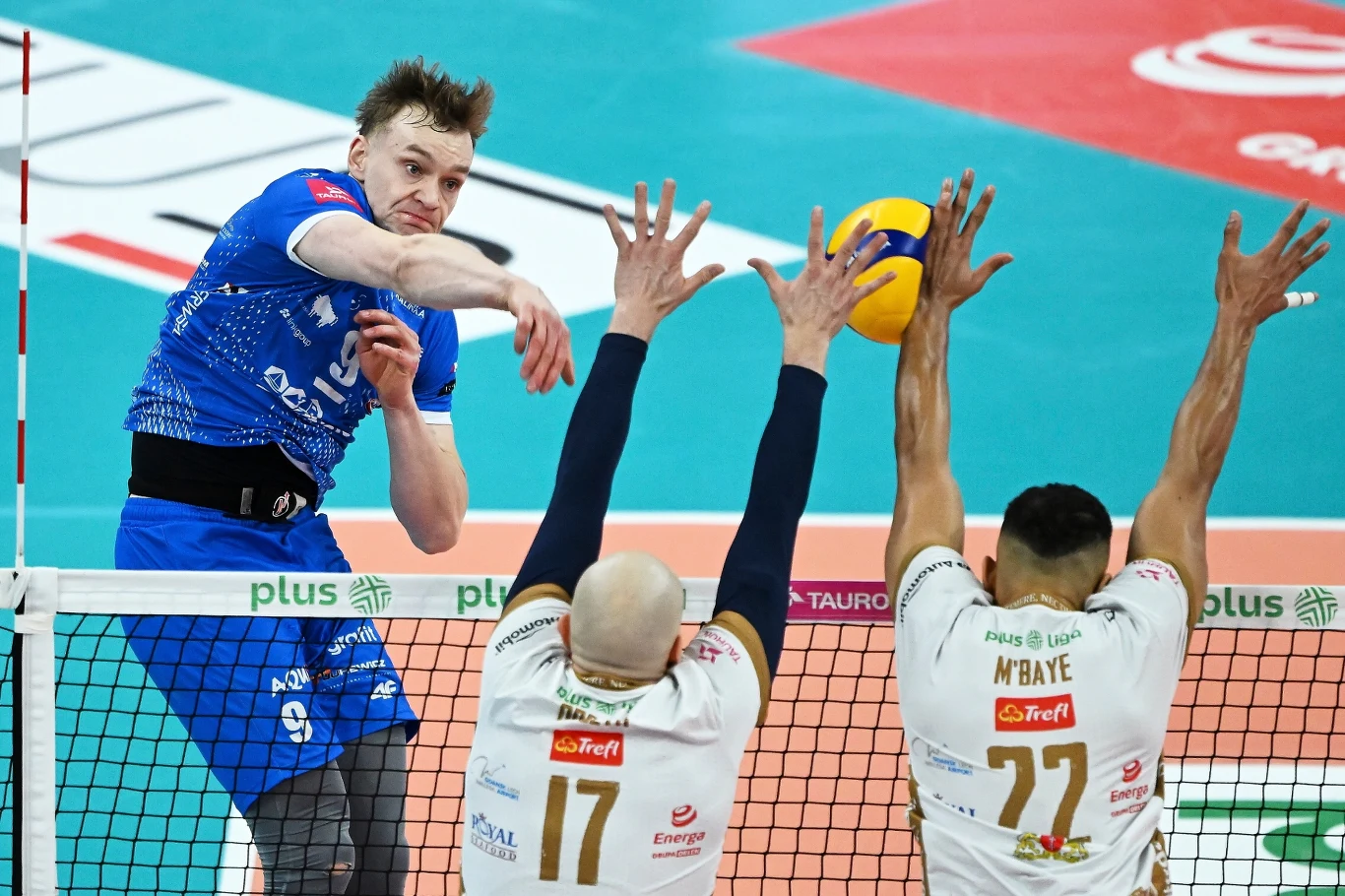 Blok siatkarzy Trefla Gdańsk powstrzymuje atak Bartosza Filipiaka Blok siatkarzy Trefla Gdańsk powstrzymuje atak Bartosza Filipiaka