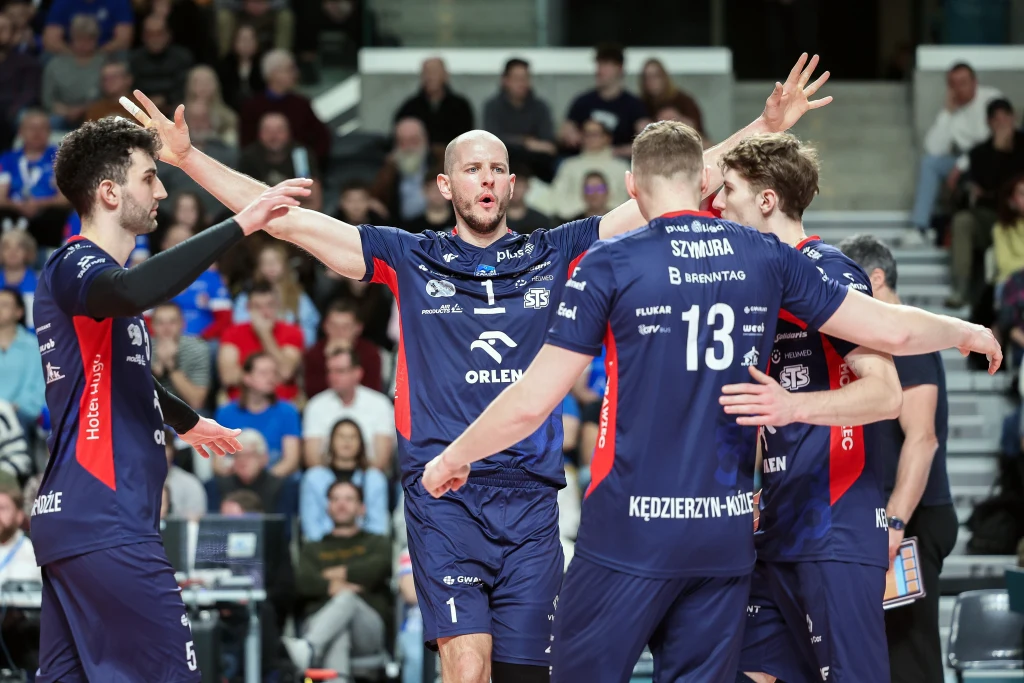 Bartosz Kurek spisał się nieźle, ale to zagrywki Igora Grobelnego (pierwszy z prawej) ratowały ZAKS-ę Bartosz Kurek spisał się nieźle, ale to zagrywki Igora Grobelnego (pierwszy z prawej) ratowały ZAKS-ę