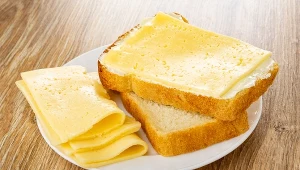 Ser żółty to uwielbiany dodatek. Co się dzieje z organizmem, gdy jemy go za dużo i za często?