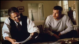 Morgan Freeman i Brad Pitt w scenie z filmu "Siedem"
