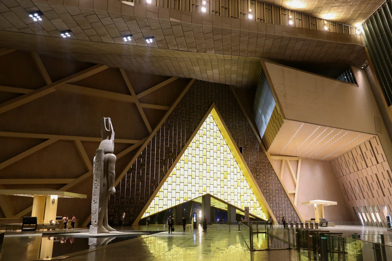 Klinowata konstrukcja i wapienna okładzina, a także trójkątne otwory i panele ścienne to motywy, które pojawiają się w całym budynku.