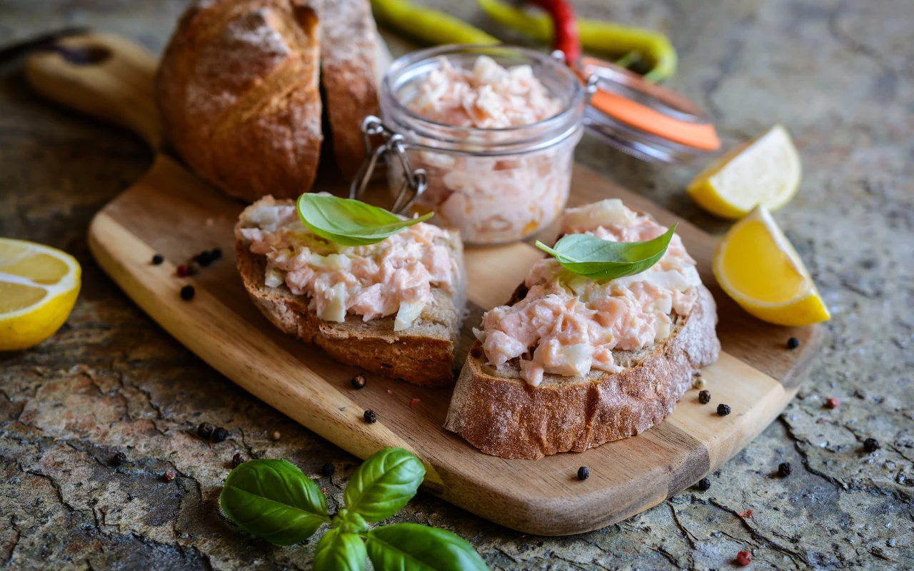 Na śniadanie lub kolację przygotuj pyszną pastę rybną