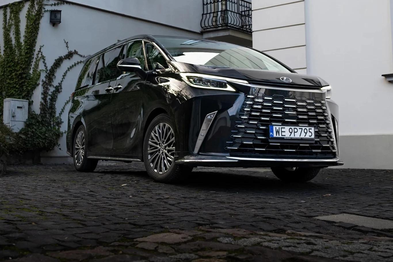 Politechnika Bydgoska zakupiła nowego Lexusa LM 350h Politechnika Bydgoska zakupiła nowego Lexusa LM 350h