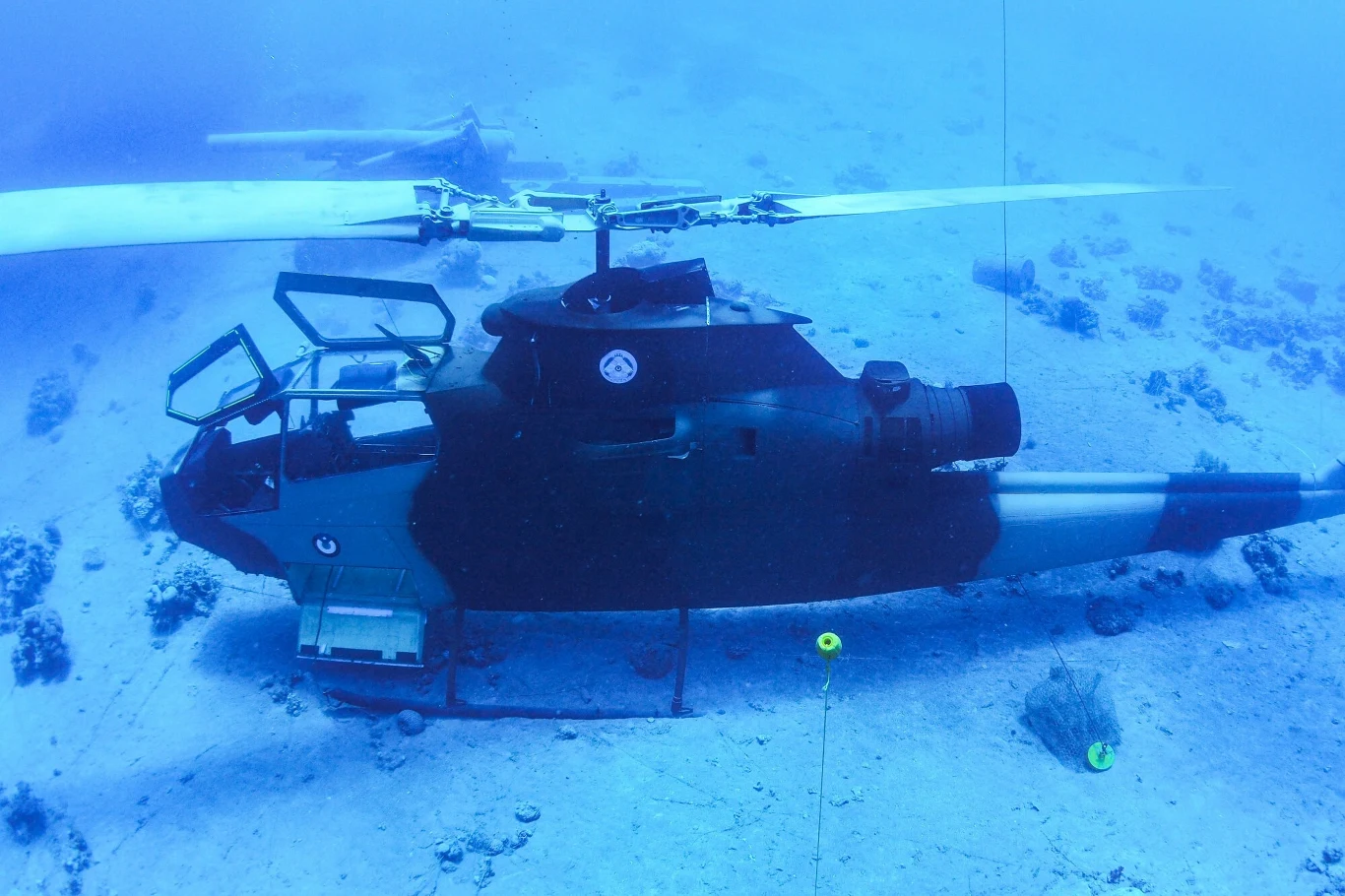 Zatopiony u brzegów Jordanii śmigłowiec AH-1 Cobra Zatopiony u brzegów Jordanii śmigłowiec AH-1 Cobra