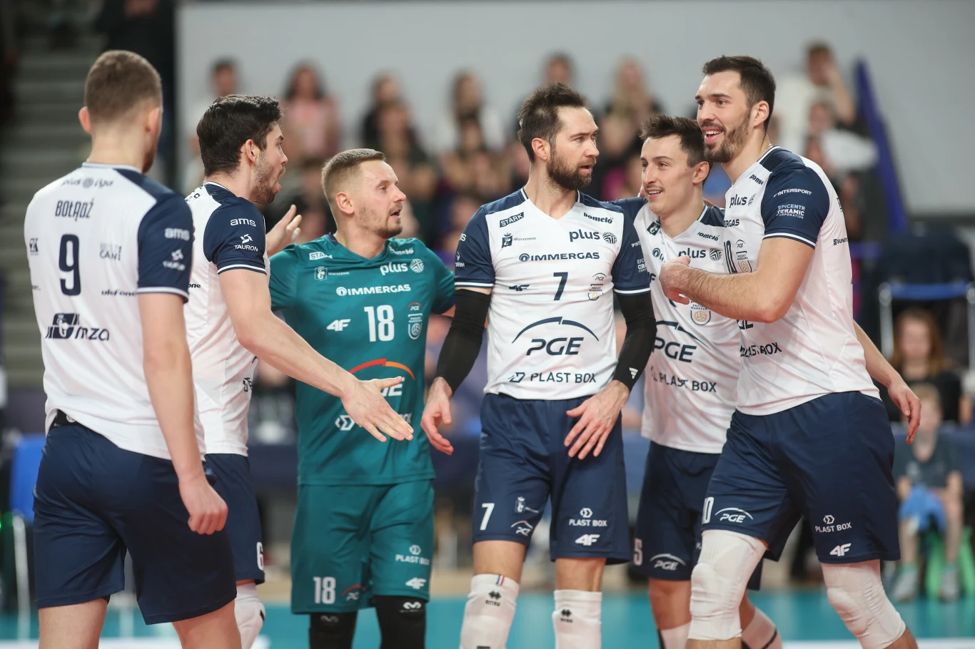 Damian Wojtaszek (z numerem 18) Siatkarze PGE Projektu Warszawa