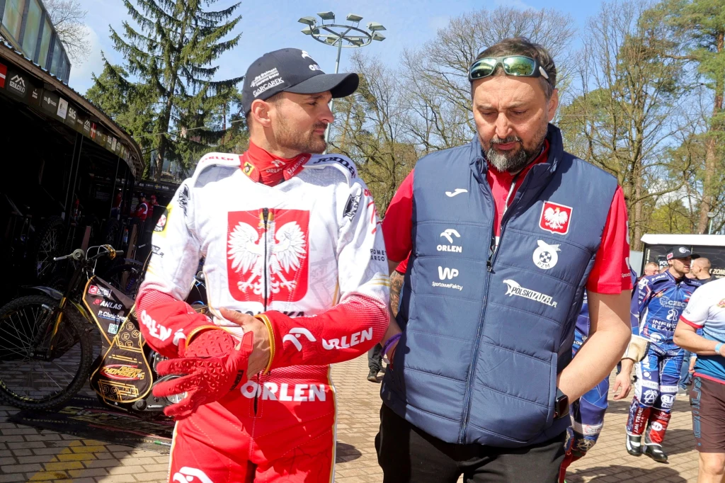 Bartosz Zmarzlik i trener Rafał Dobrucki w trakcie finału DME.
