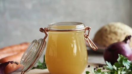 Kolagen zawarty w napoju dietetyka poprawia elastyczność i nawilżenie skóry oraz wspiera pracę jelit