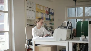 Nawet mniejsze firmy coraz częściej decydują się na pełną księgowość z uwagi na przejrzystość i dokładność, jakie oferuje