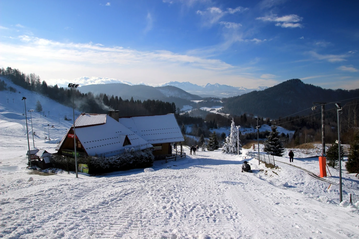 Szczawnica to górskie uzdrowisko, które zimą oferuje nieśpieszny pobyt w sanatorium, a także aktywny czas na tutejszych stokach narciarskich.