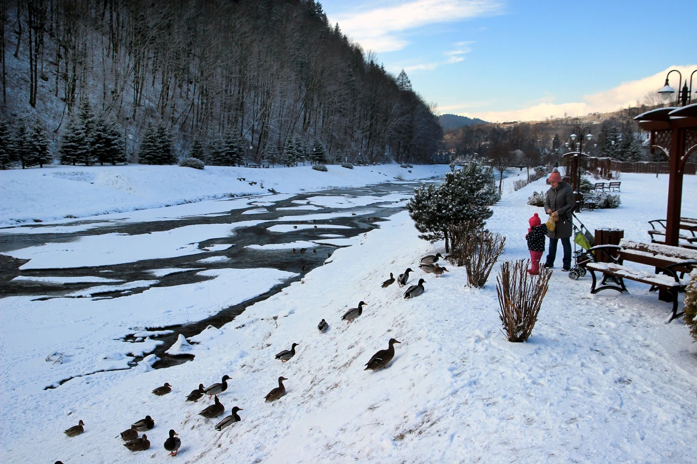 Szczawnica to strzał w dziesiątkę, jeśli chodzi o zimowy wypad. Oferuje zachwycające widoki i wiele miejsc w sam raz na spacer.