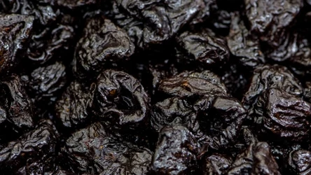 Suszone śliwki to zdrowa przekąska lub dodatek do śniadania 