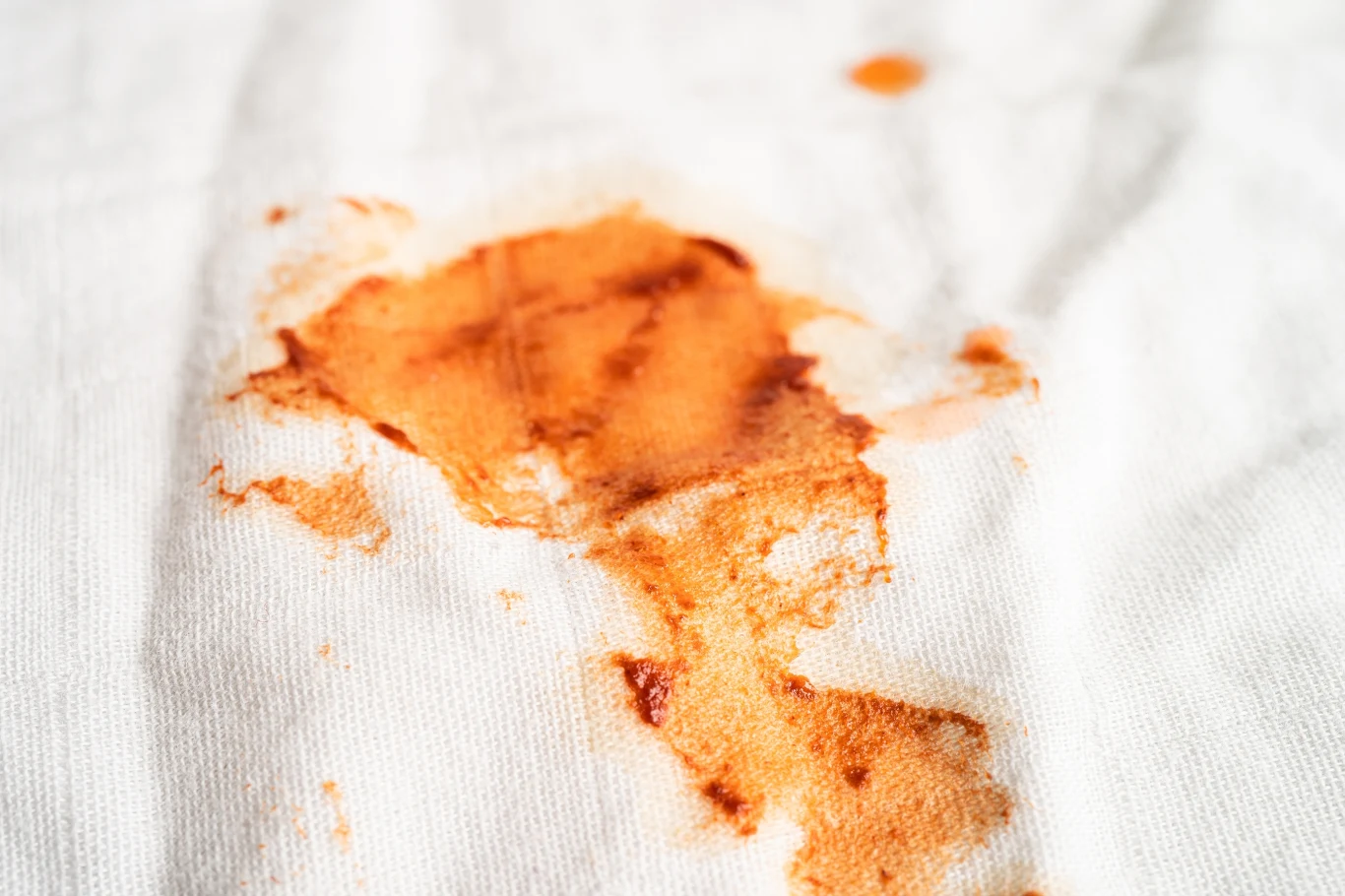 Jak usunąć plamy z sosu pomidorowego? Pomocny może być sposób babć. 