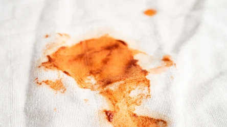 Jak usunąć plamy z sosu pomidorowego? Pomocny może być sposób babć. 