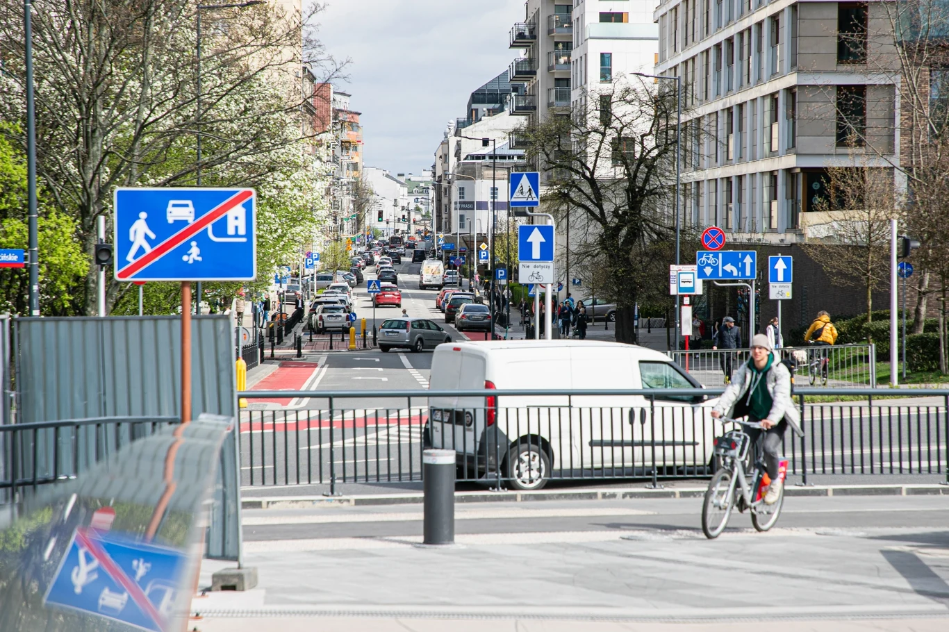 Gdzie obowiązują przepisy ruchu drogowego? Trzeba zwracać uwagę na znaki. Gdzie obowiązują przepisy ruchu drogowego? Trzeba zwracać uwagę na znaki.