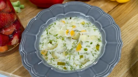 Zupa ogórkowa króluje na polskich stołach. Z czym warto ją podawać?