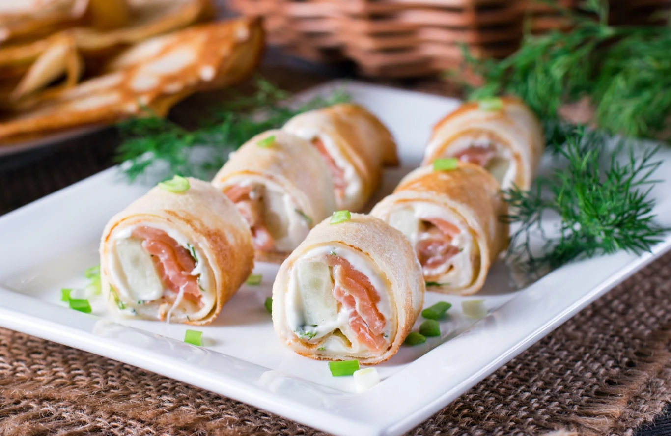 Przepis na imprezowe roladki naleśnikowe z łososiem Przepis na imprezowe roladki naleśnikowe z łososiem