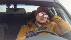 Jedziesz autem? Nie ubieraj takich swetrów, bo „kopnie” cię prąd