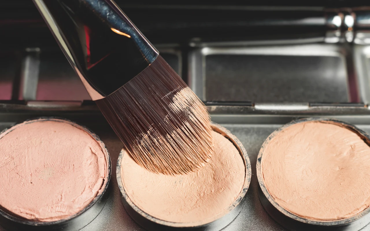 Pamiętaj o regularnym myciu pędzli