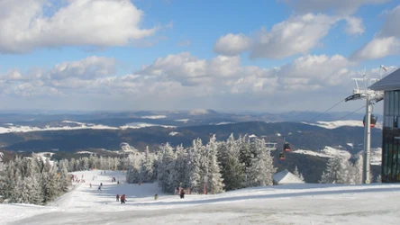 Jaworzyna Krynicka znajdująca się nieopodal Krynicy-Zdroju to chętnie wybierany kierunek na ferie zimowe, które można spędzić w spokoju. 