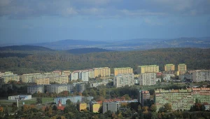 Gmina Wałbrzych sprzedaje mieszkania. Na zdj. bloki mieszkalne i domki jednorodzinne w dzielnicy Piaskowa Góra