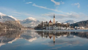 Gorące źródła i jezioro jak z bajki. Wybierz się tu zimą, bo jest taniej i spokojniej 